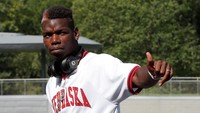 Paul Pogba, gelandang dari klub Manchester United, memilih gaya kasual yang tak neko-neko. Headphone yang dikalungi di leher setia menemaninya. (Foto: Gonzalo Fuentes/REUTERS)