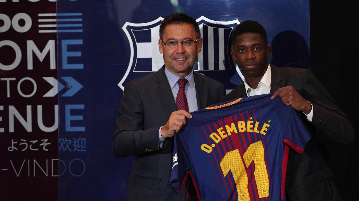 Presiden Barcelona Josep Maria Bartomeu bersama Ousmane Dembele (Albert Gea/Reuters)