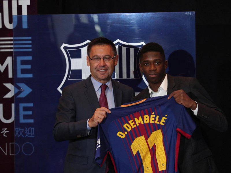 Soccer Football - FC Barcelona - Ousmane Dembele Presentation - Barcelona, Spain - August 28, 2017. FC Barcelona's new signing Ousmane Dembele (R) and FC Barcelona's president Josep Maria Bartomeu hold shirt. REUTERS/Albert Gea