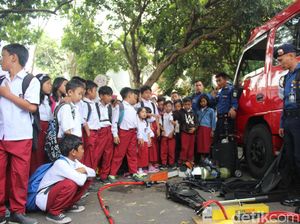 Petugas Damkar Garut Ajak Bocah SD Cegah Kebakaran