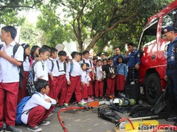 Petugas Damkar Garut Ajak Bocah SD Cegah Kebakaran