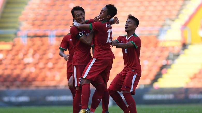 Hujan Deras, Kickoff Indonesia vs Suriah Tertunda 15 Menit Hujan Deras, Kickoff Indonesia vs Suriah Tertunda 15 Menit