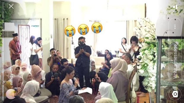 Tampak Raisa tengah membacakan surat mohon restu kepada kedua orang tuanya jelang menikah dengan Hamish Daud akhir pekan ini.