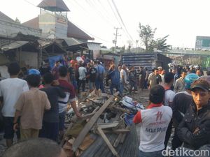 Melihat Hancurnya Warung dan Kendaraan yang Dihajar Truk di Semarang
