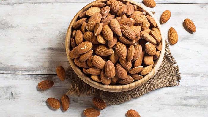 Kacang almond termasuk kacang-kacangan yang sanggup meningkatkan libido. Foto: iStock