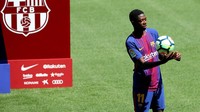 Dembele menyepakati kontrak selama lima tahun dengan Barca. Dalam kontrak Dembele, ada klausul buyout senilai 400 juta euro (sekitar Rp 6,3 triliun). Foto: Albert Gea/Reuters