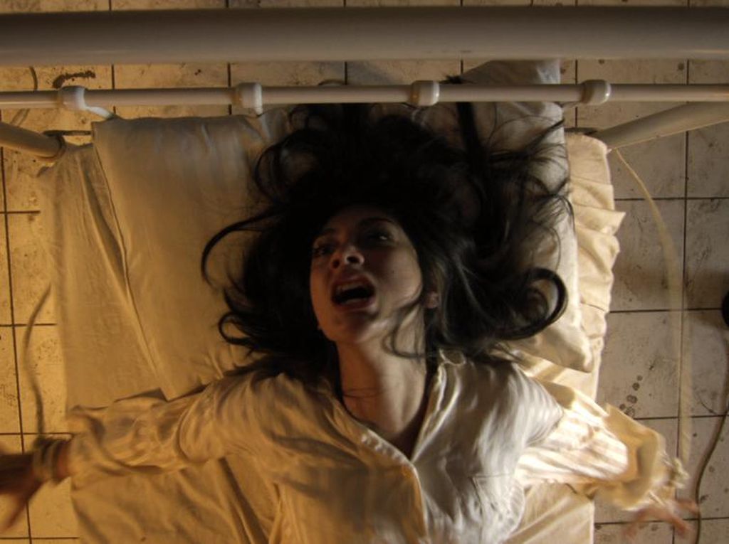 Hiii! Celine Evangelista Kerasukan Tak Terkendali Hiii! Celine Evangelista Kerasukan Tak Terkendali