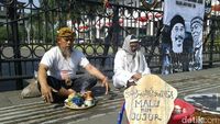 Sambut Pilkada Serentak 2018, Dua Seniman Teatrikal di Gedung Sate