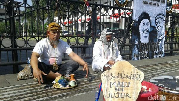 Sambut Pilkada Serentak 2018, Dua Seniman Teatrikal di Gedung Sate