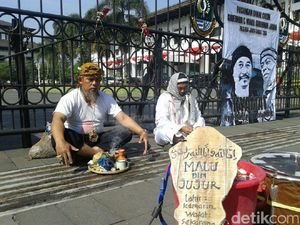 Sambut Pilkada Serentak 2018, Dua Seniman Teatrikal di Gedung Sate