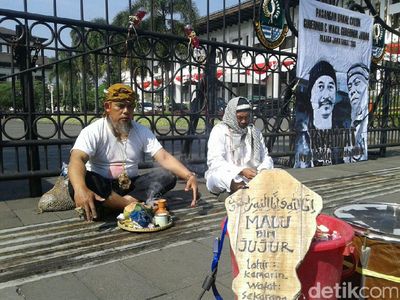 Sambut Pilkada Serentak 2018, Dua Seniman Teatrikal di Gedung Sate