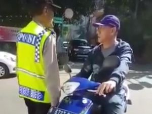 Soal Polisi Tua Dimarahi Pemotor, Dirlantas Polda: Taat Pada Petugas! Soal Polisi Tua Dimarahi Pemotor, Dirlantas Polda: Taat Pada Petugas!