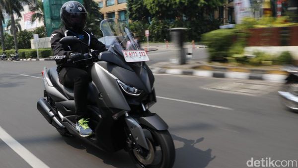 Keliling Kota Bersama Yamaha XMAX 250
