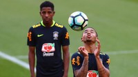 Aksi penyerang muda Manchester City, Gabriel Jesus, dalam latihan bersama timnas Brasil. Foto: Buda Mendes/Getty Images