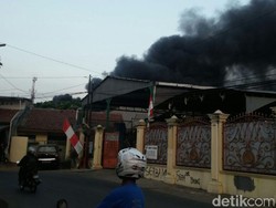 Toko Bangunan di Kebon Jeruk Terbakar, 18 Damkar Diluncurkan
