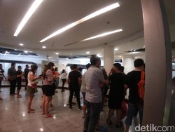 Warga Surabaya Juga Rela Antre Demi Diskon Nike Hingga 70%