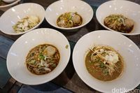Boat noodle dengan topping bakso dan daging.