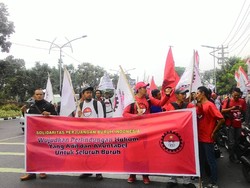 Ratusan Buruh Datangi Disnakertrans Jatim, Pertanyakan Hak Normatif