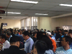 Jelang Berakhirnya Pemutihan, Samsat Jaktim Dipenuhi Antrean Warga