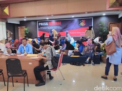 Korban First Travel Kesulitan Cari Paspor yang Menumpuk