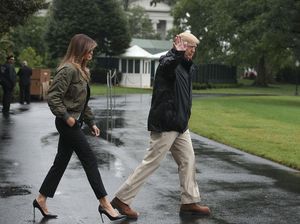Salah Kostum, Melania Trump Pakai Sepatu Hak Tinggi Saat Tinjau Lokasi Badai