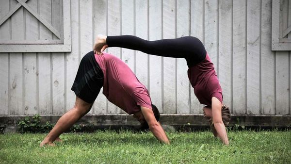 Agar Makin Intim, Yuk Yoga Bareng Pasangan Sebelum Tidur