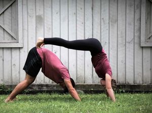 Agar Makin Intim, Yuk Yoga Bareng Pasangan Sebelum Tidur