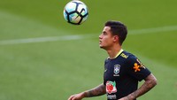 Philippe Coutinho belum tampil untuk Liverpool musim ini karena kabarnya sedang cedera. Namun, Coutinho terlihat mengikuti latihan timnas Brasil. Foto: Buda Mendes/Getty Images