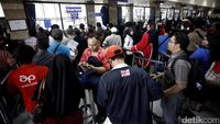 Penampakan Antrean Warga Jelang Berakhirnya Pemutihan Pajak