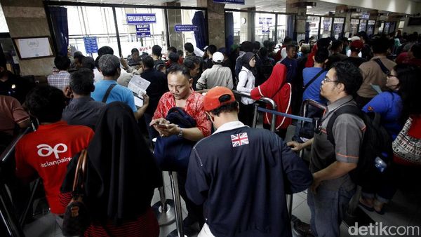 Penampakan Antrean Warga Jelang Berakhirnya Pemutihan Pajak