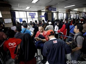 Penampakan Antrean Warga Jelang Berakhirnya Pemutihan Pajak Penampakan Antrean Warga Jelang Berakhirnya Pemutihan Pajak