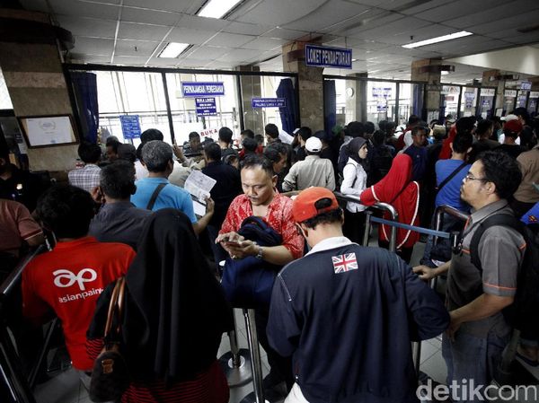 Penampakan Antrean Warga Jelang Berakhirnya Pemutihan Pajak