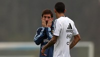 Messi tampak sedang mengobrol dengan Angel di Maria. (Foto: Marcos Brindicci/REUTERS)