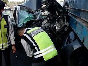 Minibus Tabrak Truk di Tol Cipali, Satu Balita Tewas