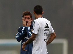 Pelukan Messi untuk Bocah yang Dilarang Bertemu Dirinya