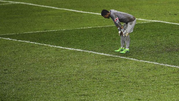 Kiper Timnas Malaysia, Haziq Nadzli, tertunduk malu setelah melakukan gol bunuh diri ke gawangnya sendiri. (