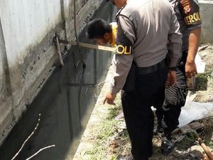 Petugas Kebersihan Temukan Mayat Bayi Dalam Parit di Bandung Petugas Kebersihan Temukan Mayat Bayi Dalam Parit di Bandung