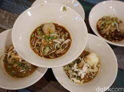 Boat Noodle: Puasnya Makan Bermangkuk-mangkuk Mie Thailand yang Harganya Rp 8.500