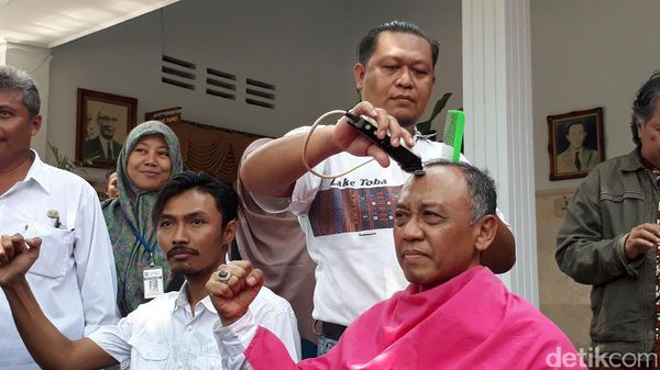 Foto: Aksi Cukur Gundul Sambut Bunda Sitha Dibekuk KPK