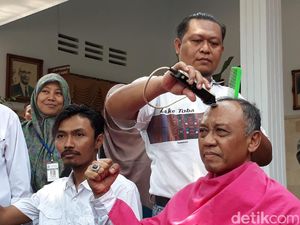 Foto: Aksi Cukur Gundul Sambut Bunda Sitha Dibekuk KPK