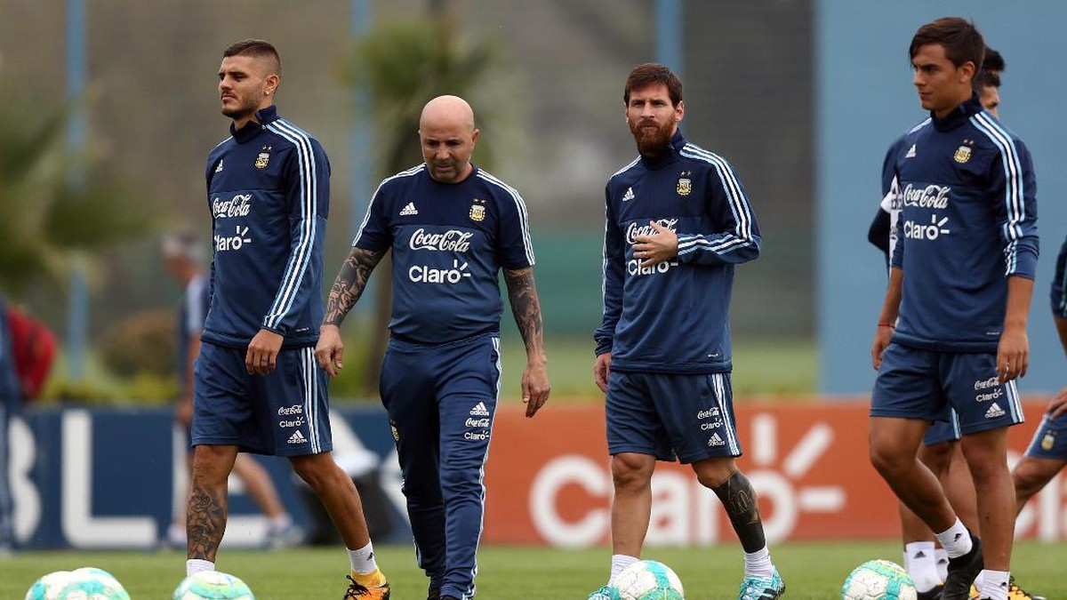 Jorge Sampaoli dan para pemainnya di timnas Argentina (Foto: Marcos Brindicci/REUTERS)