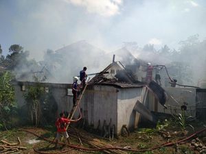 Lupa Matikan Tungku, Rumah Jamiran Terbakar