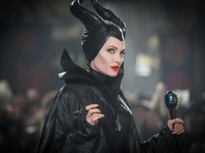 3 Desainer Indonesia Rancang Gaun yang Terinspirasi Film Maleficent 2 3 Desainer Indonesia Rancang Gaun yang Terinspirasi Film Maleficent 2