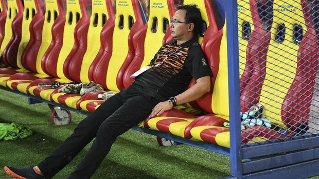 Pelatih Ong Kim Swee duduk lemas usai timnas Malaysia dikalahkan Thailand.