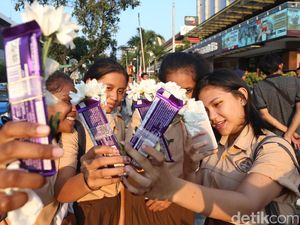 Asyik, Kontras Bagi-bagi Bunga dan Cokelat