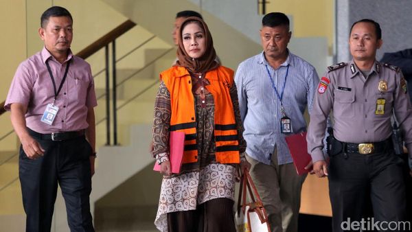 Foto: Wali Kota Tegal, Bunda Sitha Resmi Ditahan