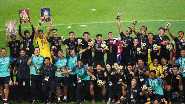 Timnas Thailand merayakan pesta medali emas SEA Games 2017 di Stadion Shah Alam. (AFP PHOTO / MANAN VATSYAYANA)