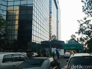 Geledah Kantor First Travel, Penyidik Bareskrim Bawa 2 Tas