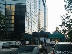 Geledah Kantor First Travel, Penyidik Bareskrim Bawa 2 Tas