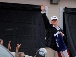 Pakai Topi Saat Kunjungi Korban Badai, Trump Banjir Kritikan Pakai Topi Saat Kunjungi Korban Badai, Trump Banjir Kritikan